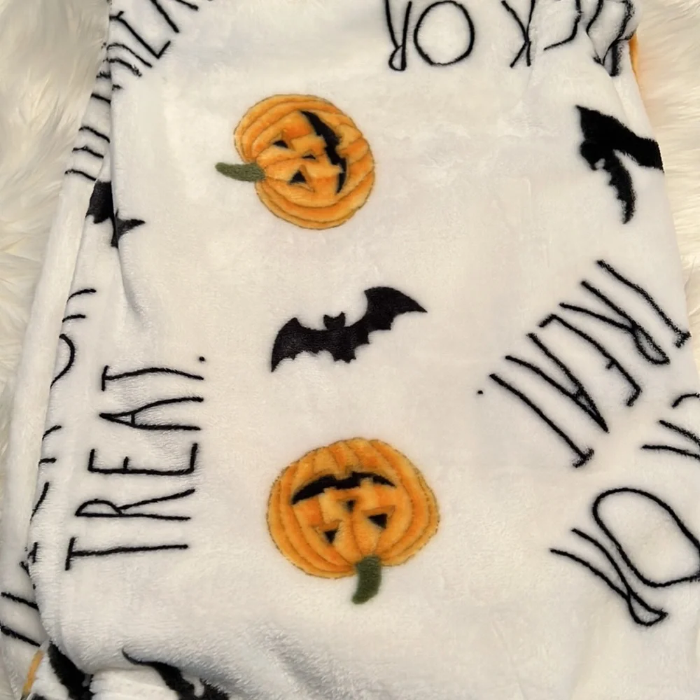NWT RAE DUNN TRICK OR TREAT FARMHOUSE HALLOWEEN 🎃 SOFT PLUSH THROW BLANKET